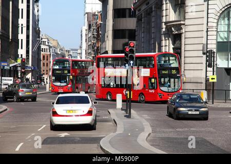 Londra - 13 Maggio: persone ride gli autobus di Londra il 13 maggio 2012 a Londra. Come del 2012, LB serve 19.000 fermate di autobus con una flotta di autobus 8000. In un giorno della settimana 6 Foto Stock