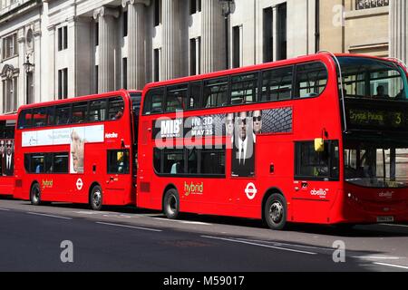 Londra - 13 Maggio: persone ride ibrido di autobus di Londra il 13 maggio 2012 a Londra. Come del 2012, LB serve 19.000 fermate di autobus con una flotta di autobus 8000. Su di noi Foto Stock