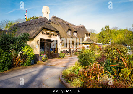 Con il tetto di paglia Potters Heron Hotel in Amfield Inghilterra Hampshire REGNO UNITO Foto Stock