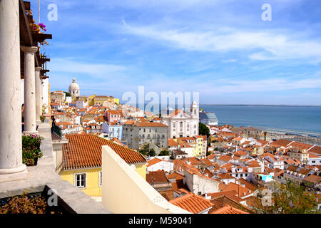Santo Estevao Chiesa e Alfama da Portas do Sol Viewpoint, Lisbona, Portogallo Foto Stock