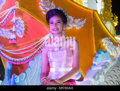 Partecipa a una sfilata durante il festival Yee Peng a Chiang mai , Thailandia Foto Stock