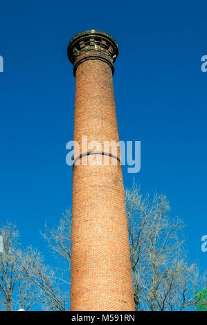 Mattoni vecchi fumaiolo isolato e ritagliato sul cielo blu Foto Stock