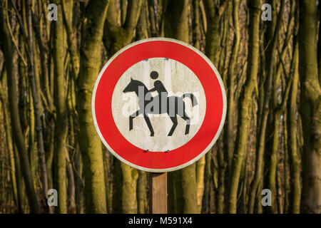 Segno: No bridlepath, con una fila di alberi in background, visto presso il marchio Saarner, Muelheim an der Ruhr, Renania settentrionale-Vestfalia, Germania Foto Stock