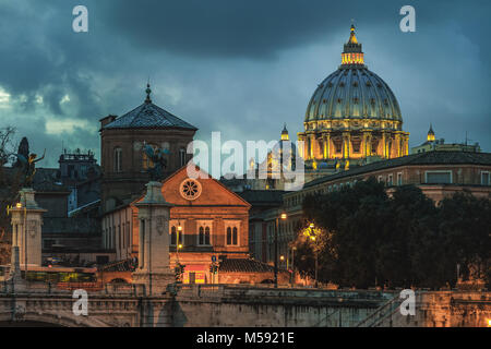 Il cupolone di San Pietro visto dal lungo Tevere. Roma, Lazio, Italia, Europa Foto Stock