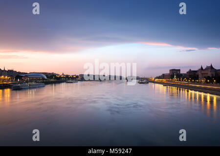 Danubio a Budapest nel crepuscolo Foto Stock