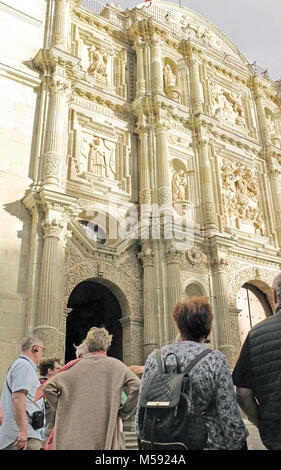 Gruppo di Tour guardando le ornano la facciata della Cattedrale di Nostra Signora dell'Assunzione a Oaxaca, Messico. Foto Stock