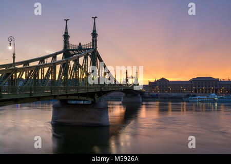 Ponte della Libertà, il fiume Danubio in Mattina e bagliore di Budapest Foto Stock
