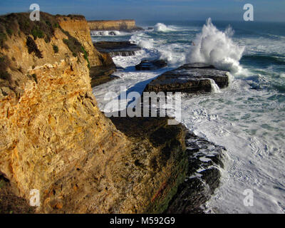 Pounding surf lungo la costa della California Foto Stock