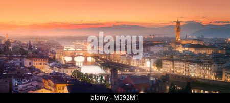 Vista panoramica sul fiume Arno, Ponte Vecchio e il palazzo, la Basilica di Santa Croce, Boboli e Giardino Bardini al tramonto Firenze, Italia Foto Stock