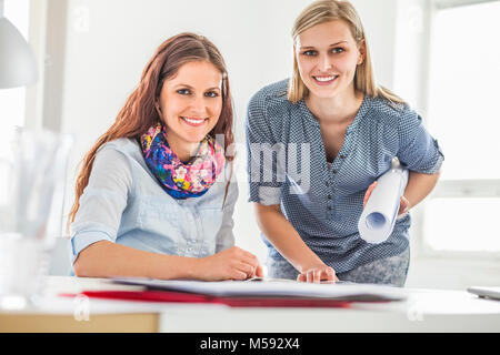 Ritratto di felice femmina giovane designer di interni in ufficio creativo Foto Stock