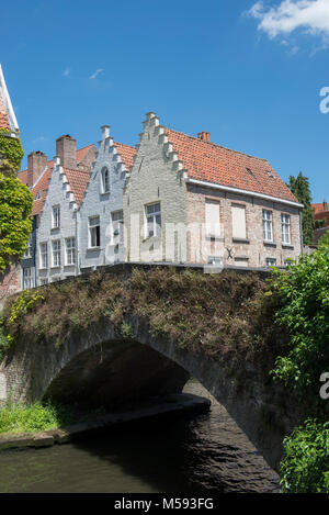 Il ponte Peerdenbrug portante il Peerdenstraat oltre il canale Groenerei, Bruges, Belgio. Foto Stock