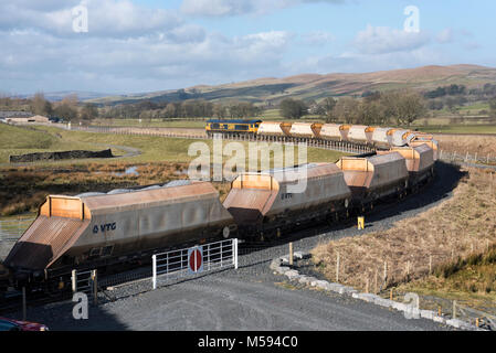 Un treno si prepara a lasciare Arcow schierandosi di cava, Helwith Bridge, North Yorkshire, con un carico di pietrisco. Foto Stock