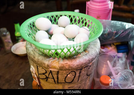 Una notte di stand offre balot, cotto fertilizzato Duck egg, Metro Manila, Filippine Foto Stock