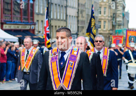 Elemento maschio dell'Ordine di Orange durante la processione fino al Royal Mile di Edimburgo per contrassegnare il dodicesimo di luglio eventi. Foto Stock