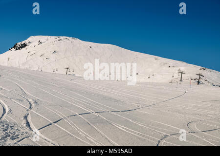 Avvolgimento traccia di snowboard e seggiovia ombra sul bianco della neve - Sport invernali concept Foto Stock