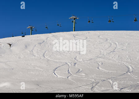 Avvolgimento traccia di snowboard e seggiovia ombra sul bianco della neve - Sport invernali concept Foto Stock