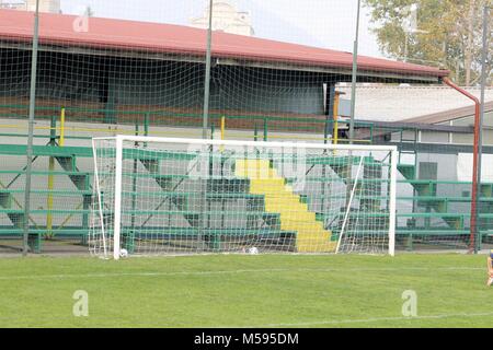 Una vista di una rete su un vacante soccer pitch Foto Stock