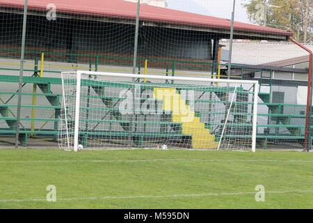 Una vista di una rete su un vacante soccer pitch Foto Stock