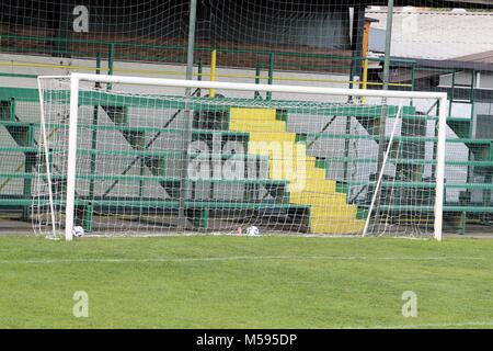 Una vista di una rete su un vacante soccer pitch Foto Stock