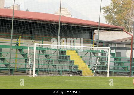 Una vista di una rete su un vacante soccer pitch Foto Stock