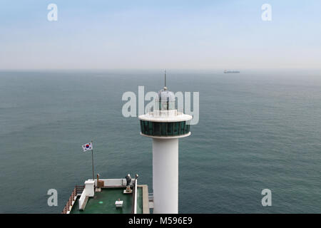 Yeongdo faro con la bandiera della Corea a Taejongdae park, Busan, Corea del Sud Foto Stock