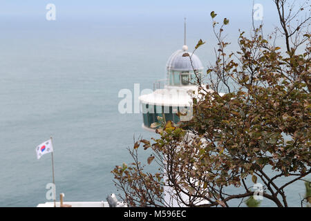 Yeongdo faro con la bandiera della Corea a Taejongdae park, Busan, Corea del Sud Foto Stock