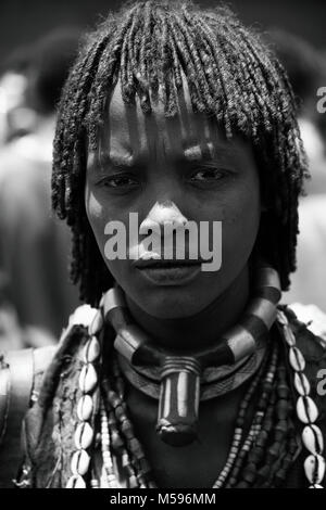 Banna tribù donna al mercato. Abbassare Omo, Etiopia Foto Stock