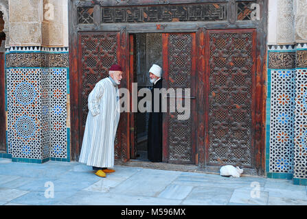 Due insegnanti in tipico abbigliamento musulmana in Bou Inania Madrasa - Fes, Marocco Foto Stock