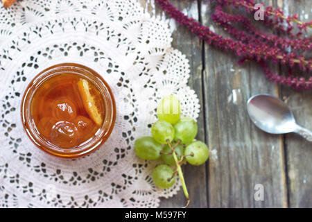 Lo slatko - Conserve di uve bianche in un barattolo di vetro, su sfondo di legno; tradizionale deserto serbo di uve bianche o ciliegie bianco Foto Stock
