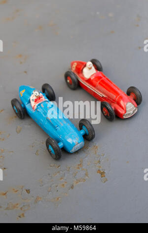 Talbot Lago e Alfa Romeo vintage Dinky giocattoli su un vecchio metallo arrugginito Tavolo da giardino Foto Stock