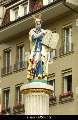 Statua di Mosè fontana al Münsterplatz a Berna, Svizzera Foto Stock