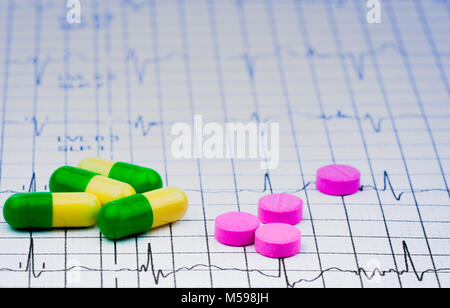 Elettrocardiogramma o ECG (elettrocardiogramma) rapporto grafico di carta. EST ( esercizio Stress Test ) Risultato e pillole. Pacchetto promozione per cuore controllare fino in senior o el Foto Stock