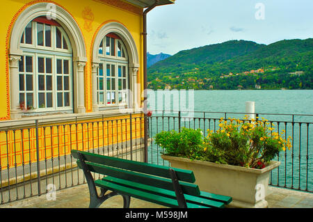 Una vista panoramica sul lago di Como a partire da un edificio pubblico a Tremezzo in provincia di Como, Italia Foto Stock