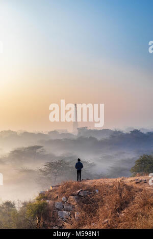 Sunrise al Qutub Minar, Delhi Foto Stock