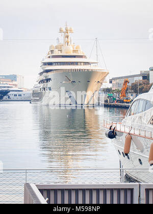 Barcellona, Spagna-febbraio 16, 2018: più grande yacht personale nel mondo 'Dilbar' posseduto da imprenditore russo Alisher Usmanov nel porto di Barcelon Foto Stock