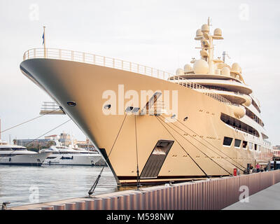 Barcellona, Spagna-febbraio 16, 2018: più grande yacht personale nel mondo 'Dilbar' posseduto da imprenditore russo Alisher Usmanov nel porto di Barcelon Foto Stock