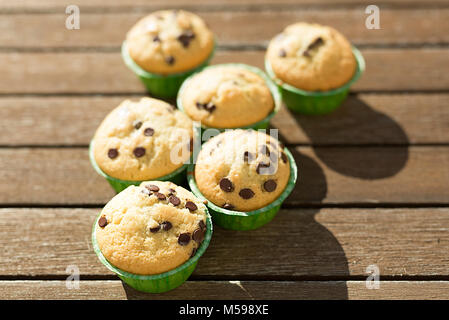 Muffin fatti in casa con prodotti naturali. Inquadratura orizzontale con luce naturale. Foto Stock