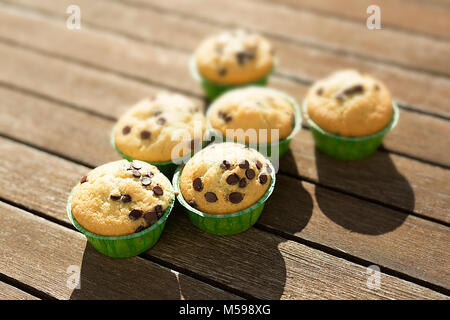 Muffin fatti in casa con prodotti naturali. Inquadratura orizzontale con luce naturale. Foto Stock
