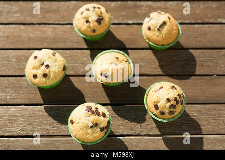 Muffin fatti in casa con prodotti naturali. Inquadratura orizzontale con luce naturale. Foto Stock