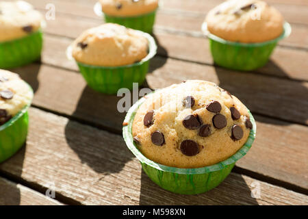Muffin fatti in casa con prodotti naturali. Inquadratura orizzontale con luce naturale. Foto Stock