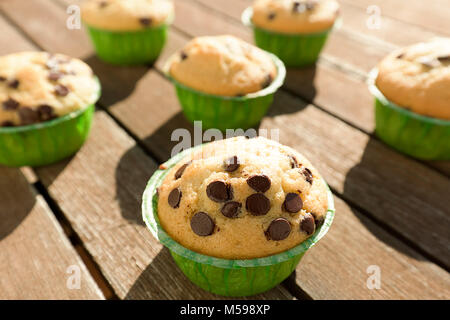 Muffin fatti in casa con prodotti naturali. Inquadratura orizzontale con luce naturale. Foto Stock