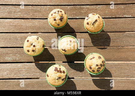 Muffin fatti in casa con prodotti naturali. Inquadratura orizzontale con luce naturale. Foto Stock