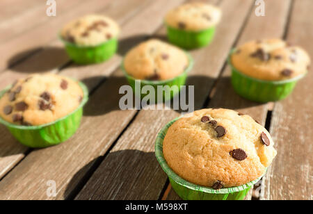 Muffin fatti in casa con prodotti naturali. Inquadratura orizzontale con luce naturale. Foto Stock