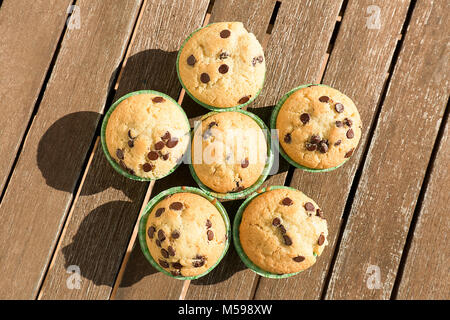 Muffin fatti in casa con prodotti naturali. Inquadratura orizzontale con luce naturale. Foto Stock
