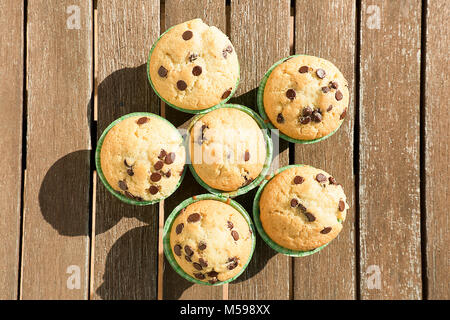 Muffin fatti in casa con prodotti naturali. Inquadratura orizzontale con luce naturale. Foto Stock