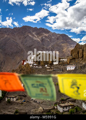 Dhankar monastero di Spiti valley come visto attraverso la preghiera buddista bandiere Foto Stock
