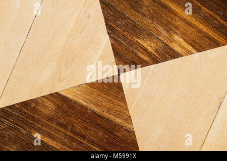 Vecchio parquet in legno con disegno geometrico. Foto di sfondo texture Foto Stock