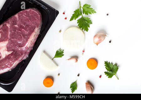 Materie di carni bovine e di erbe aromatiche con verdure isolati su sfondo bianco Foto Stock