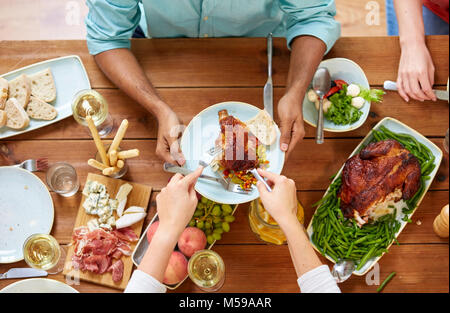Gruppo di persone mangiare pollo per cena Foto Stock
