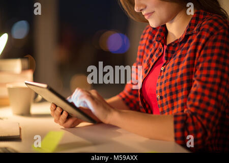 Close up della donna dello studente con tablet pc a casa Foto Stock